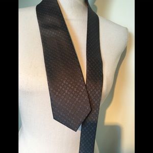 LV tie